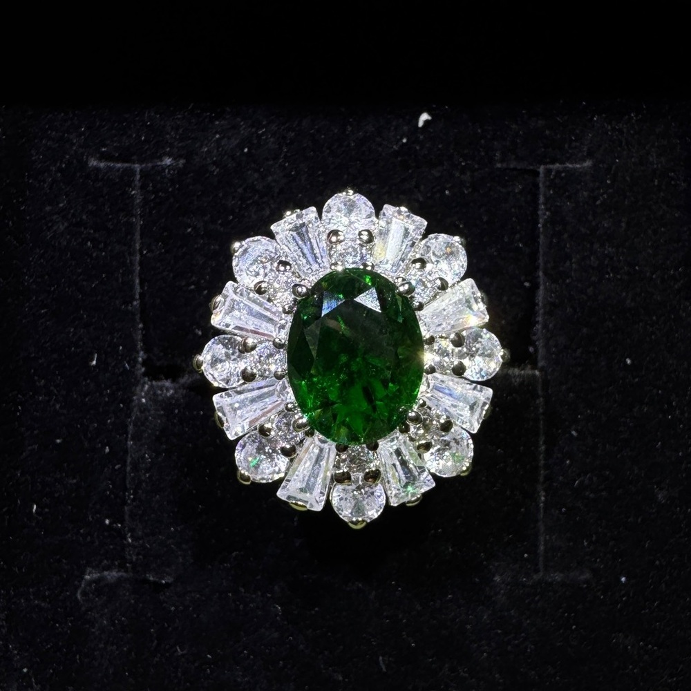Elegant Green and Silver Women's Ring